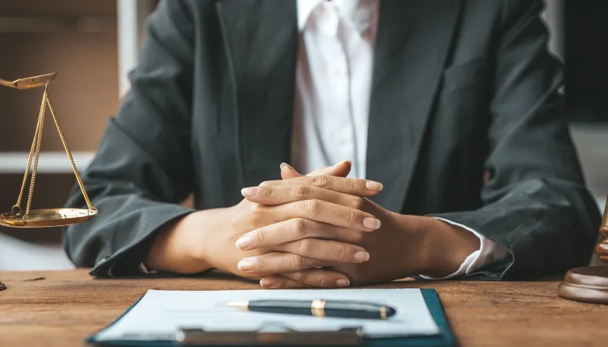 Persona con manos cruzadas